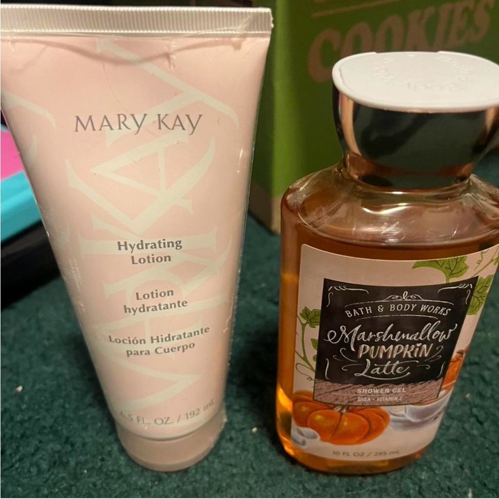 Mary Kay Hydrating Lotion - Cream and Pink